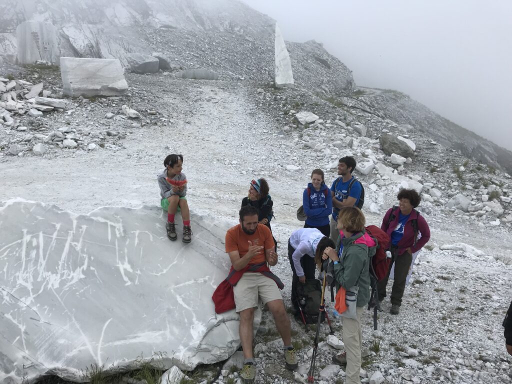 Escursionisti Cai sul passo della Focolaccia