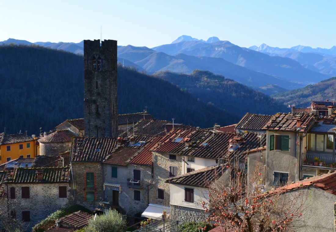 Il centro antico di Benabbio con lo sfondo delle Apuane © Cai Toscana