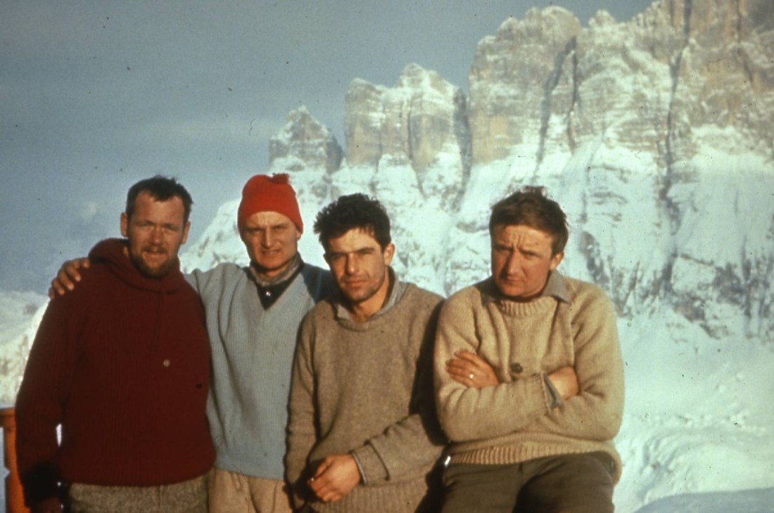 Invernale solleder - Da sinistra, Toni Hiebeler, Ignazio Piussi, Roberto Sorgato e Giorgio Redaelli © Arch. MOdiSCA - Fondo Giorgio Redaelli / Comunità Montana Lario Orientale Valle San Martino