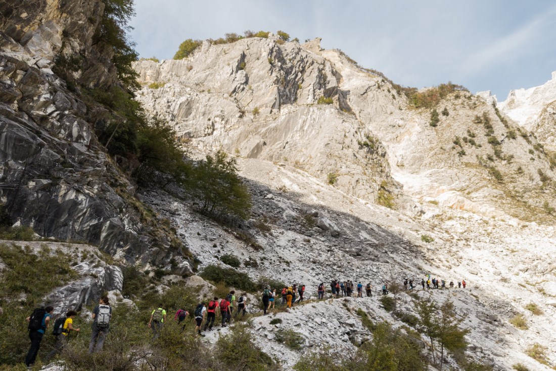 Escursione Apuane camp giovane cai