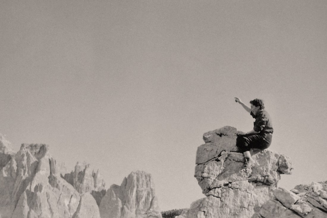 Giovanna Zangrandi, a cavallo di una cima dolomitica © Archivio Giovanna Zangrandi 