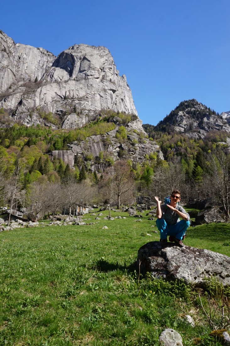 Matthias Stefani all'imbocco della Val di Mello. Alle sue spalle il Precipizio degli asteroidi