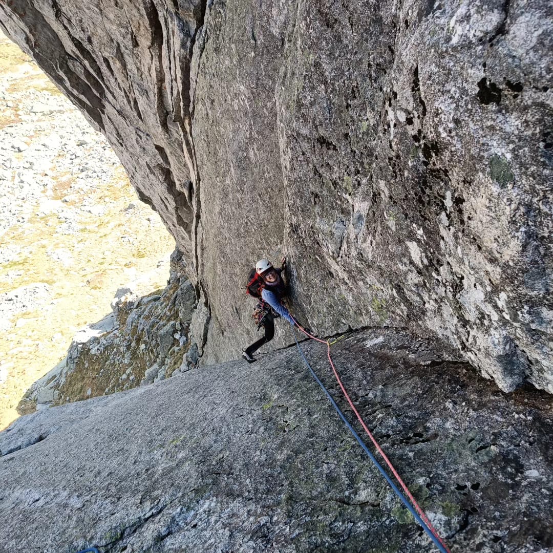 Costiera dell'Averta - Via Soli di Ghiaccio - Camilla Reggio in arrampicata