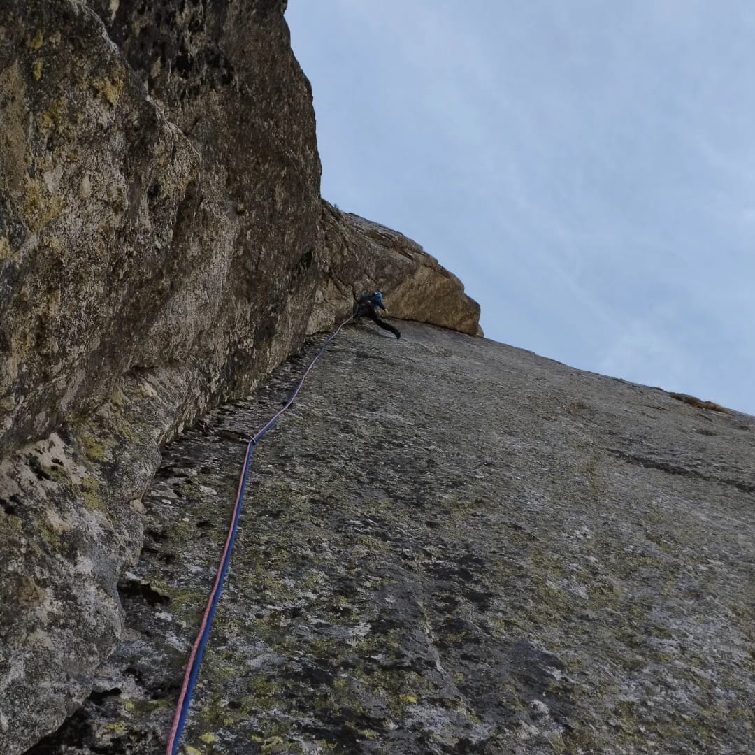 Costiera dell'Averta - Via Soli di Ghiaccio - David Bacci in arrampicata lungo il regolare diedro