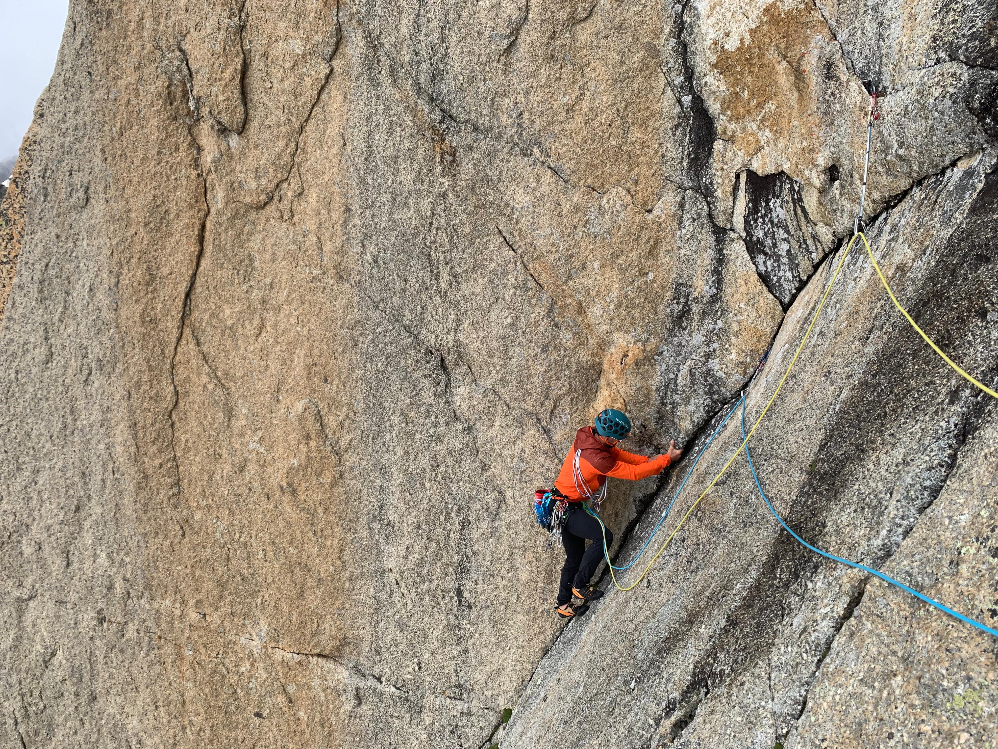 Petites Jorasses/Via dell'Amicizia (Bonatti/Mazeaud) - Alessandro Baù in arrampicata