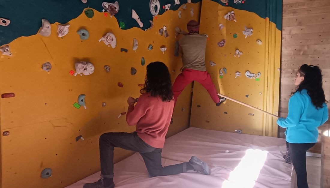 Durante un allenamento nella palestrina d'arrampicata